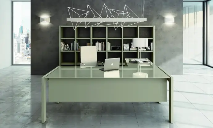 Scrivania direzionale in vetro verde salvia con libreria di design Scrivania direzionale verde salvia con piano vetro e libreria integrata in ufficio moderno